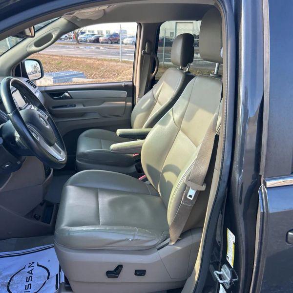 2011 Volkswagen Routan SE