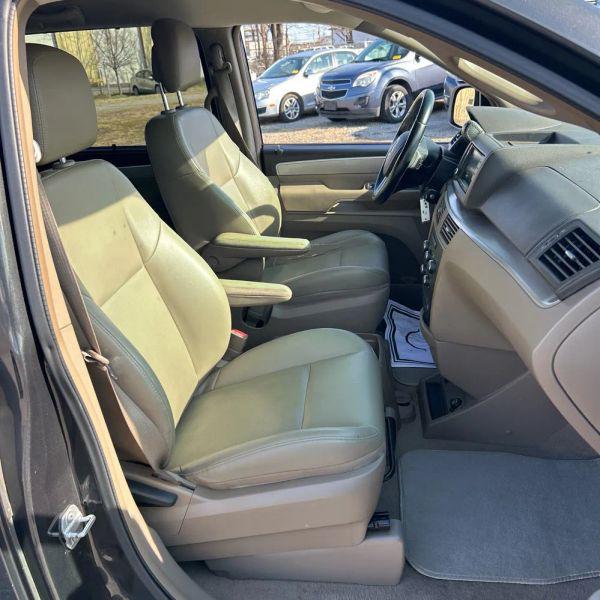 2011 Volkswagen Routan SE