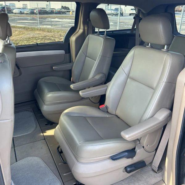 2011 Volkswagen Routan SE