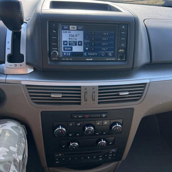 2011 Volkswagen Routan SE