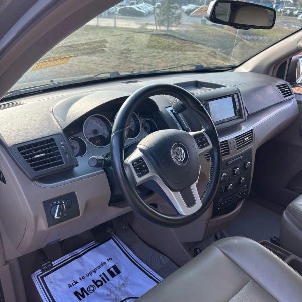 2011 Volkswagen Routan SE