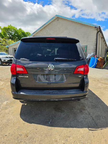 2011 Volkswagen Routan SE