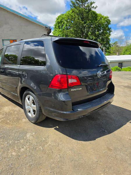 2011 Volkswagen Routan SE