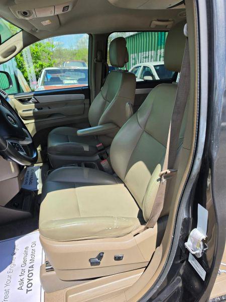 2011 Volkswagen Routan SE