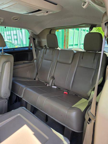 2011 Volkswagen Routan SE