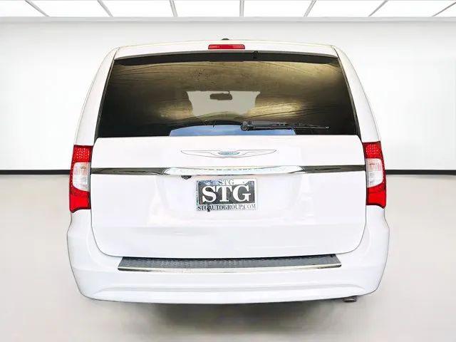 2016 Chrysler Town & Country Touring
