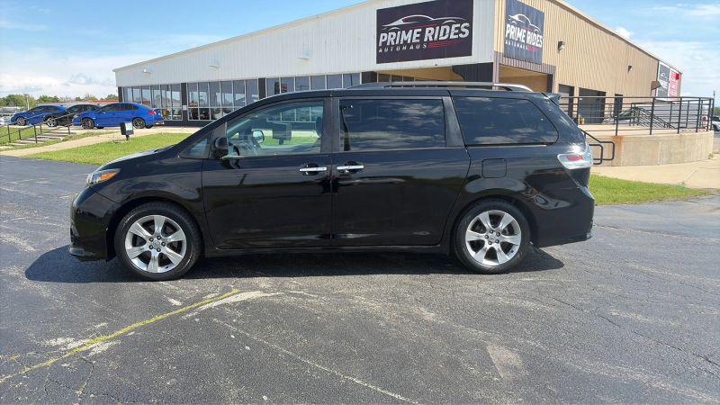 2013 Toyota Sienna SE 8 Passenger