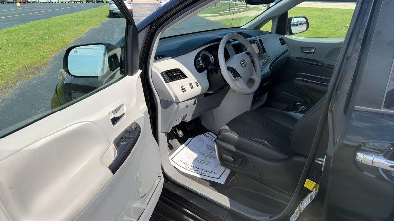 2013 Toyota Sienna SE 8 Passenger