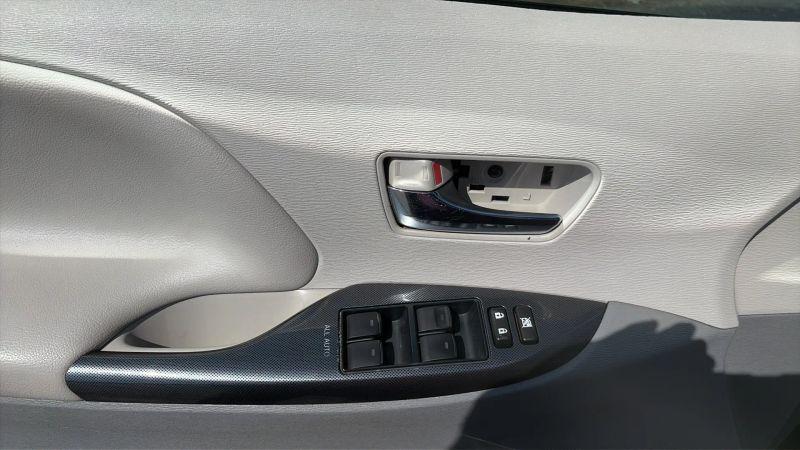 2013 Toyota Sienna SE 8 Passenger