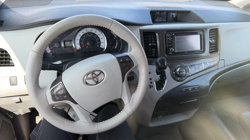 2013 Toyota Sienna SE 8 Passenger