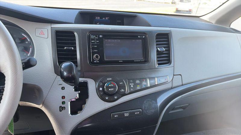 2013 Toyota Sienna SE 8 Passenger