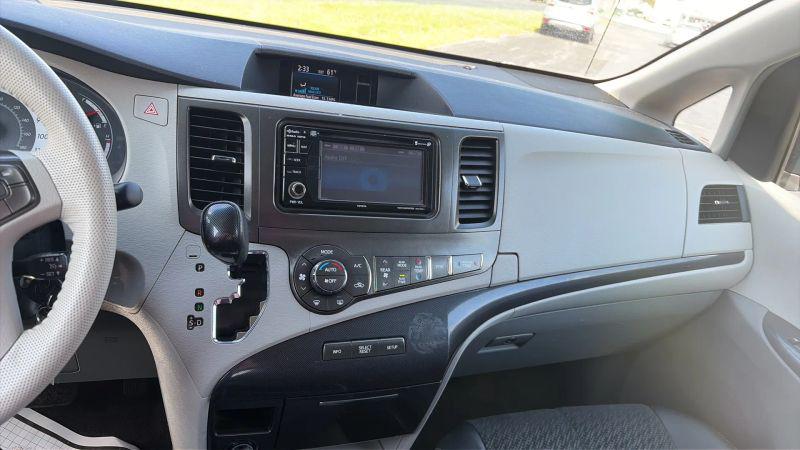 2013 Toyota Sienna SE 8 Passenger
