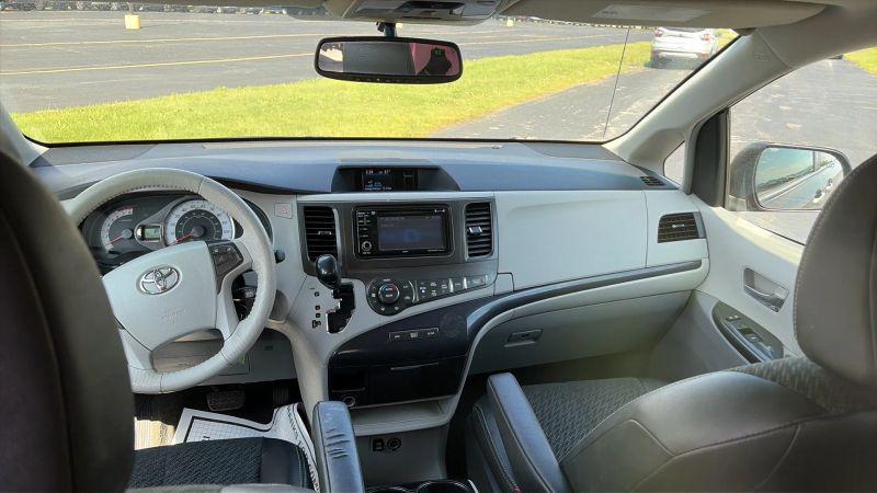 2013 Toyota Sienna SE 8 Passenger