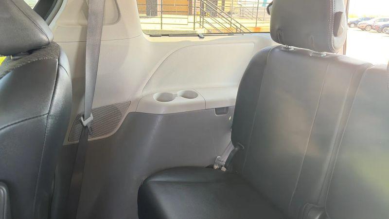 2013 Toyota Sienna SE 8 Passenger