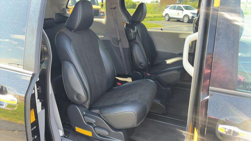 2013 Toyota Sienna SE 8 Passenger