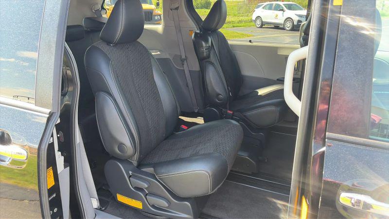 2013 Toyota Sienna SE 8 Passenger