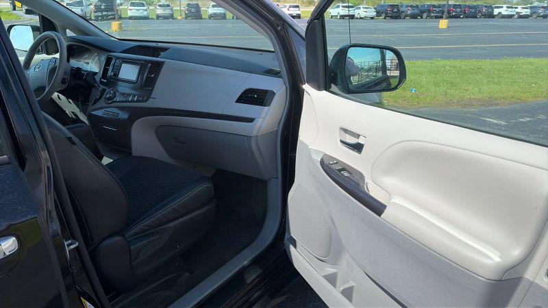 2013 Toyota Sienna SE 8 Passenger