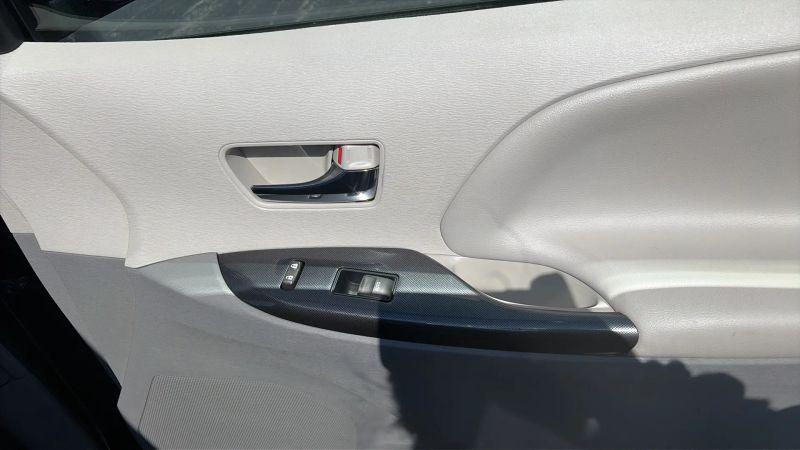 2013 Toyota Sienna SE 8 Passenger