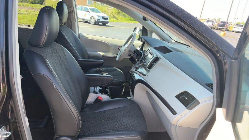 2013 Toyota Sienna SE 8 Passenger