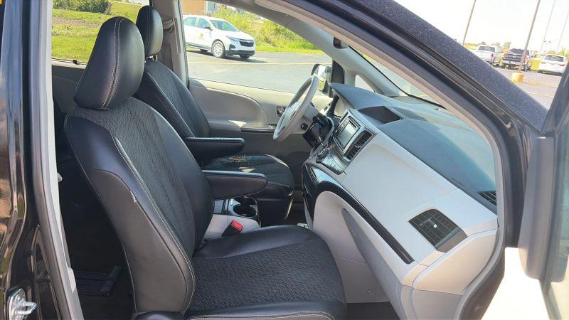 2013 Toyota Sienna SE 8 Passenger