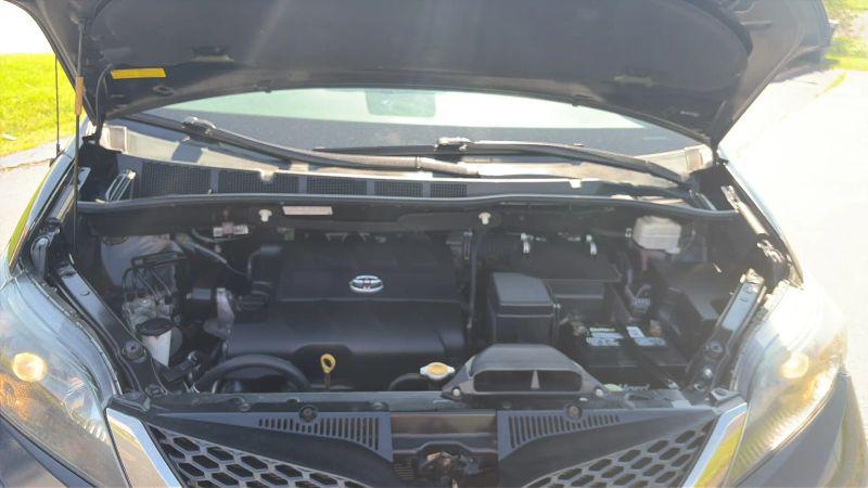 2013 Toyota Sienna SE 8 Passenger