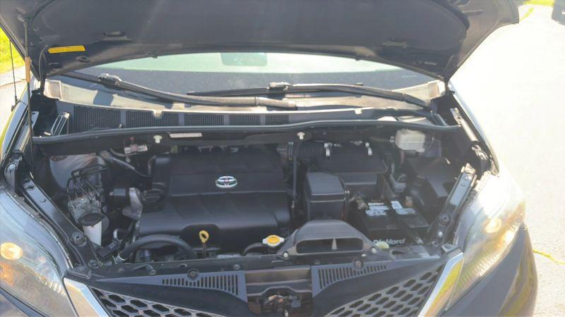 2013 Toyota Sienna SE 8 Passenger
