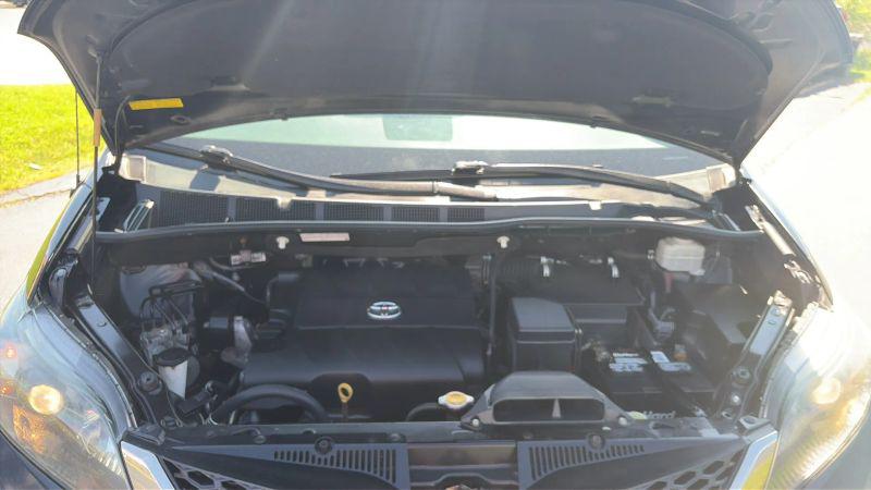 2013 Toyota Sienna SE 8 Passenger