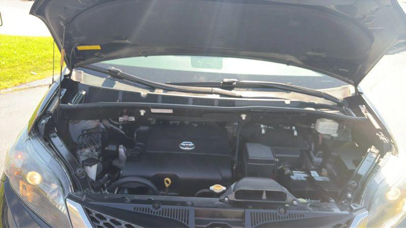 2013 Toyota Sienna SE 8 Passenger