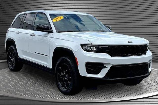 2025 Jeep Grand Cherokee Altitude 4x4 for sale in Raynham, MA