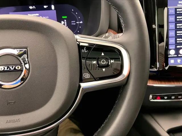 2024 Volvo XC60 Recharge T8 Plus Dark Theme