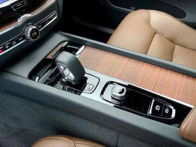 2024 Volvo XC60 Recharge T8 Plus Dark Theme