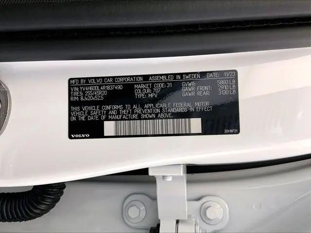 2024 Volvo XC60 Recharge T8 Plus Dark Theme