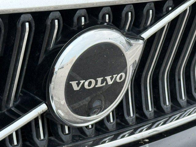 2023 Volvo XC40 B5 Ultimate Bright Theme