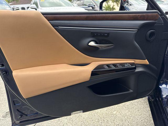 2025 Lexus ES 300h 300h