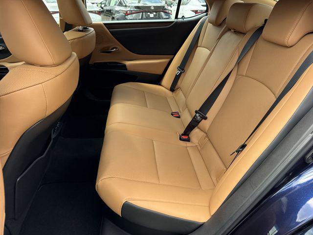 2025 Lexus ES 300h 300h