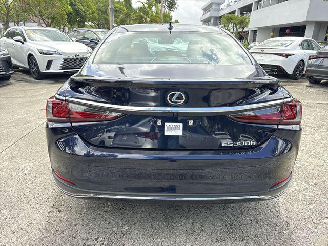 2025 Lexus ES 300h 300h