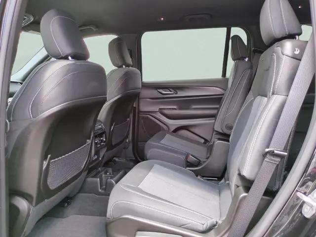 2024 Jeep Grand Cherokee L Laredo 4x2