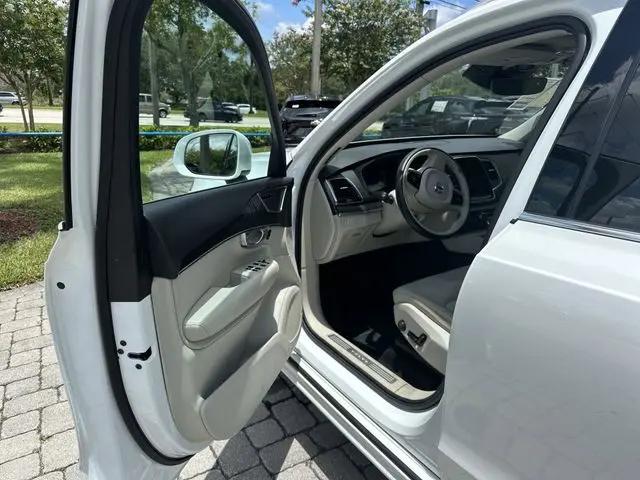 2020 Volvo XC90 T6 Momentum 6 Passenger