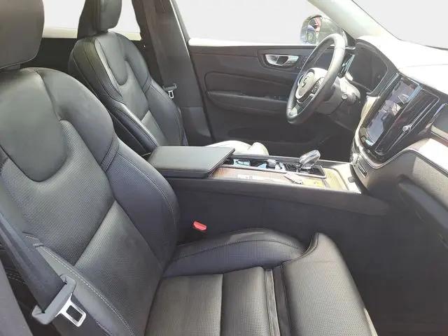 2023 Volvo XC60 B5 Ultimate Bright Theme