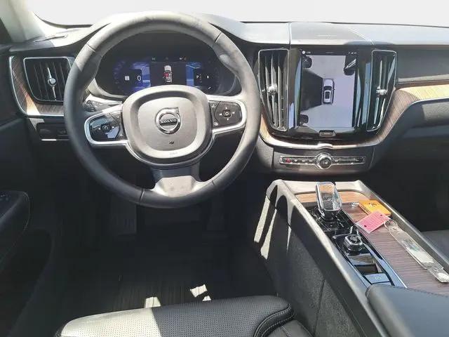 2023 Volvo XC60 B5 Ultimate Bright Theme