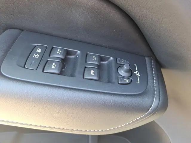 2023 Volvo XC60 B5 Ultimate Bright Theme