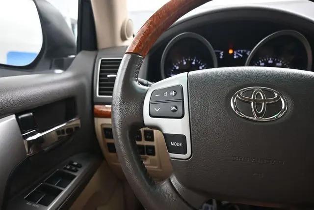 2013 Toyota Land Cruiser V8
