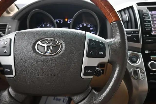 2013 Toyota Land Cruiser V8