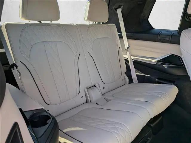 2025 BMW X7 M60i