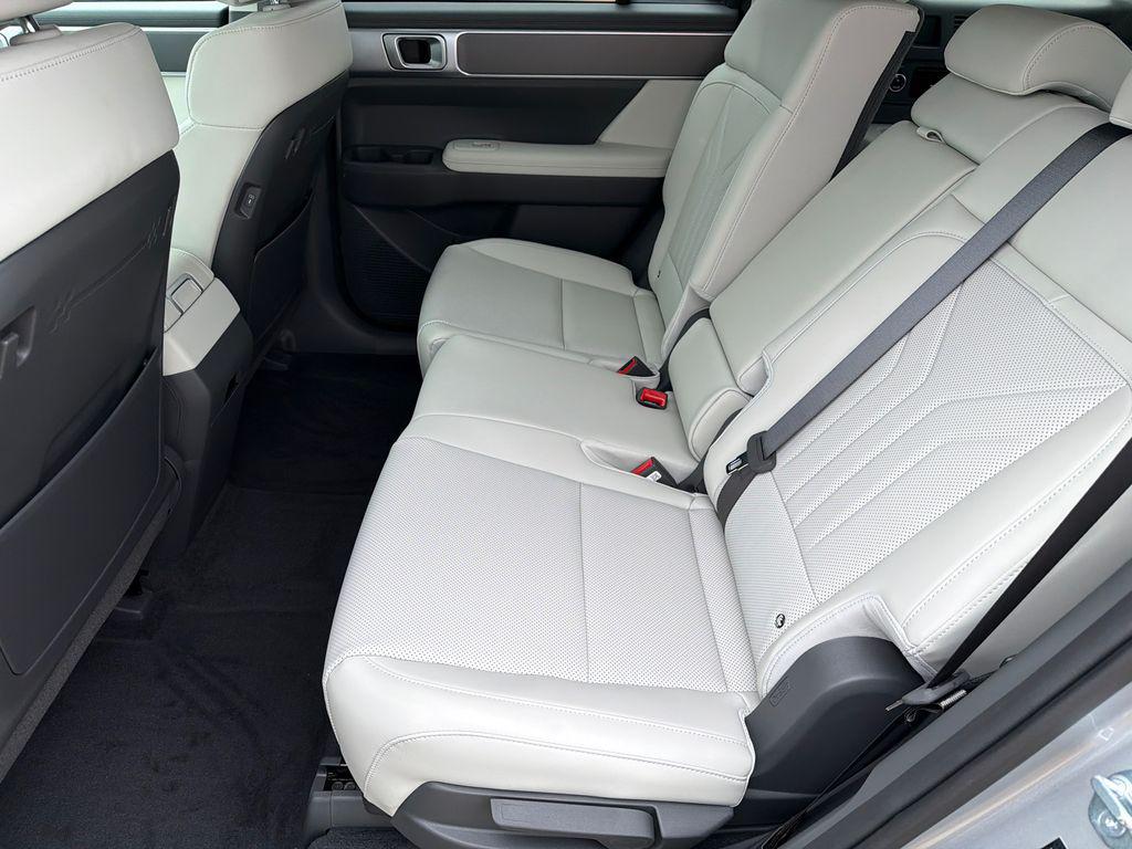 New 2026 Shimmering Silver HYUNDAI SEL FWD image 20