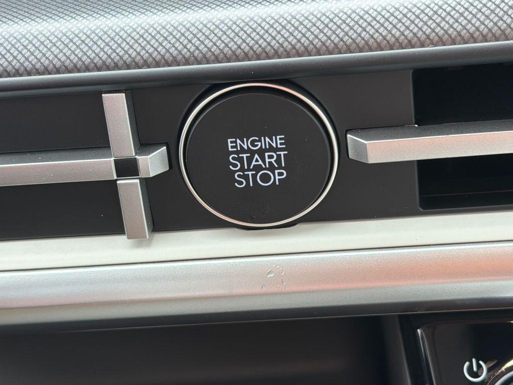 New 2026 Shimmering Silver HYUNDAI SEL FWD image 30