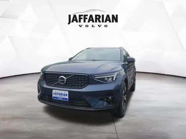 2026 Volvo XC40 Plus, B5 AWD Gas (mild hybrid), Dark