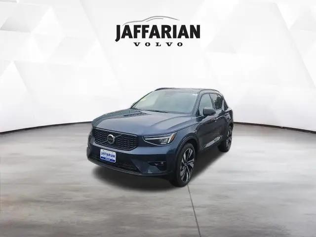 2026 Volvo XC40 Plus, B5 AWD Gas (mild hybrid), Dark