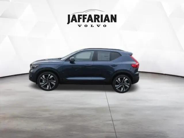 2026 Volvo XC40 Plus, B5 AWD Gas (mild hybrid), Dark