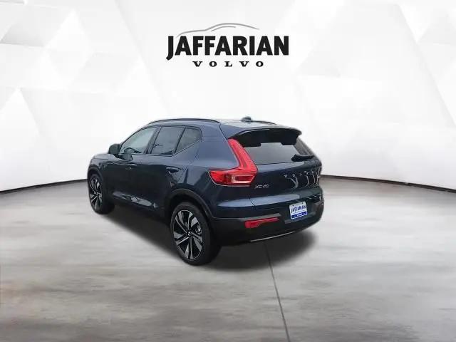 2026 Volvo XC40 Plus, B5 AWD Gas (mild hybrid), Dark